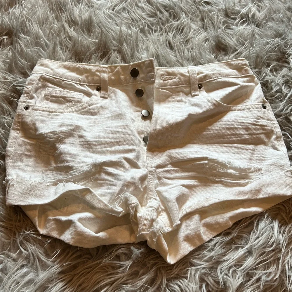 H&M size 6 white jean shorts. - Picture 1 of 3
